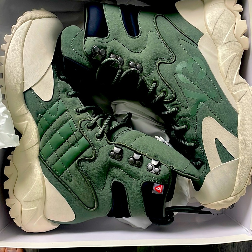 I’m selling y-3 boots, unisex, never worn. Great condition